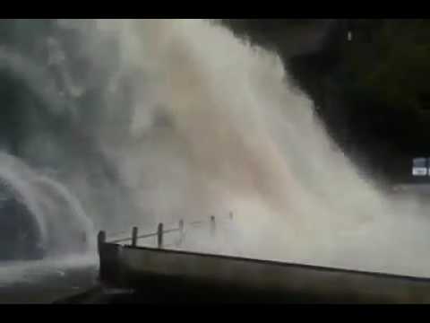 Kutralam Waterfalls video