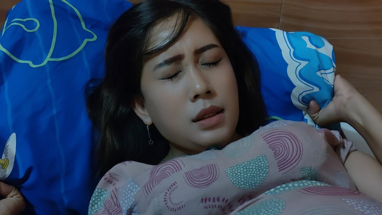 Секунды, когда беременная женщина рожает в одиночестве в ванной комнате