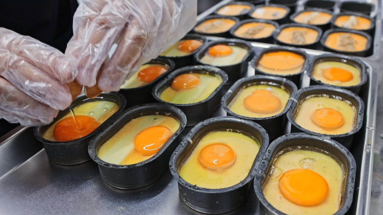 How Korean Style Egg Bread Is Made / 韓國雞蛋糕製作技能 / 계란빵 -  Street Food in Taiwan