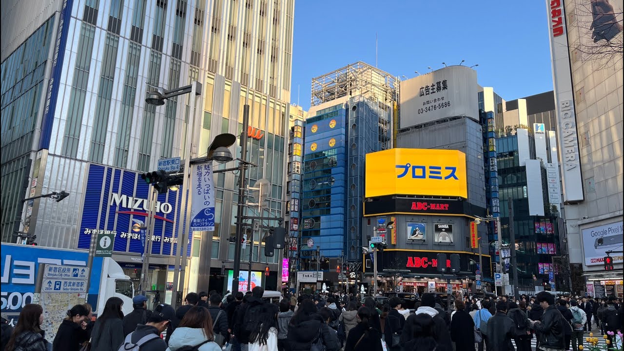 賑わう土曜夕方の新宿を歩きます