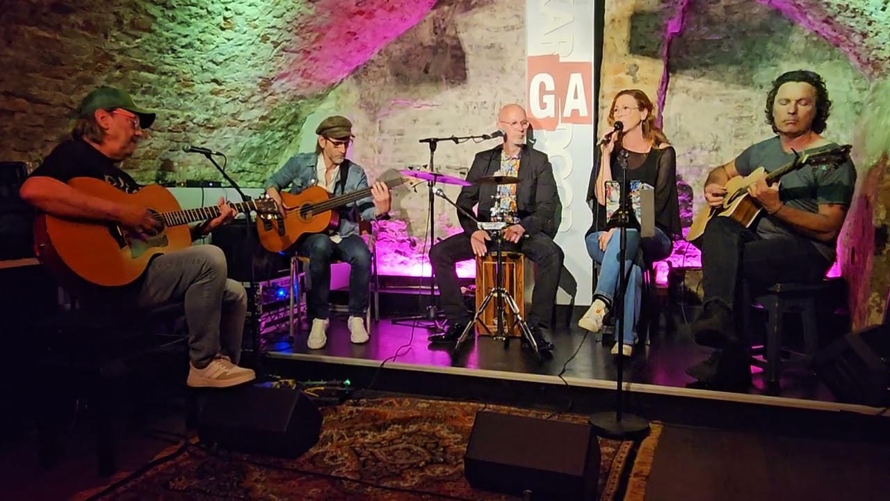 Met Acoustic Garden "Meisje Dat Vrij is". 