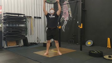 Thruster com anilha (Agachamento com desenvolvimento)