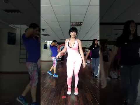 Sara Eche en rutina de baile