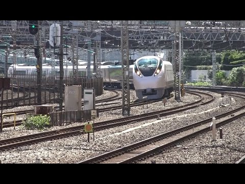 夏晴れの日差しを受けて田町駅前を通過していく上野東京ライン常磐線特急E657系の上下線