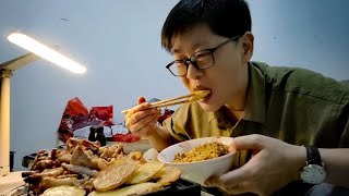 九九烤肉又炒饭儿子进门就开笑剁椒炒饭香喷喷一桶两人分馋了