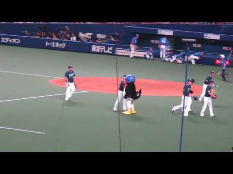 東京ヤクルトスワローズ、試合前ノック～円陣。つば九郎 とハイタッチする人しない人。