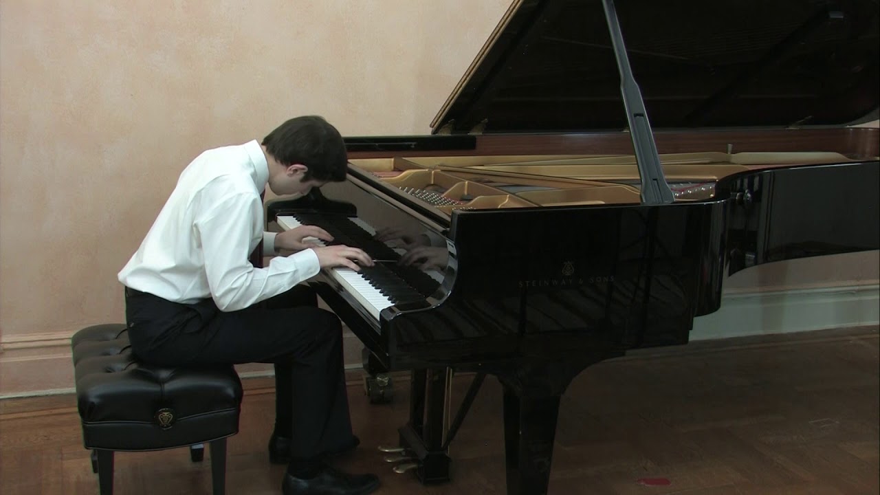 Alexander Klapowitz performing Bach's E Major Prelude - YouTube