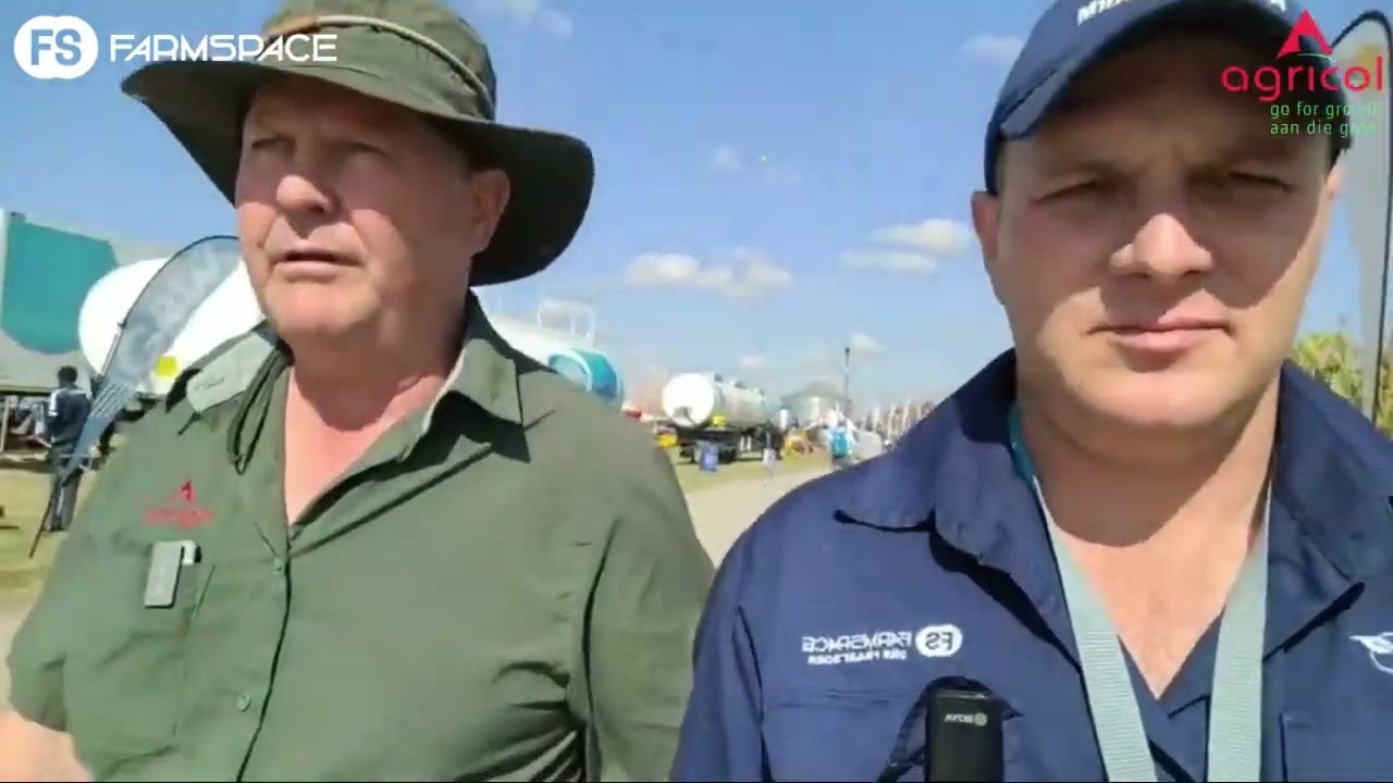 Henk van Agricol gesels met Tinus oor knolgewasse by hulle proefplot hier op Nampo 2022.