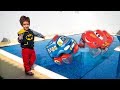 Afunda ou Boia na Piscina com Brinquedos do Carros vs Galinha Pintadinha