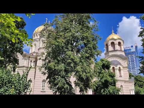 Почему купола православных  храмов в форме луковицы? Why are temple domes shaped like onions?