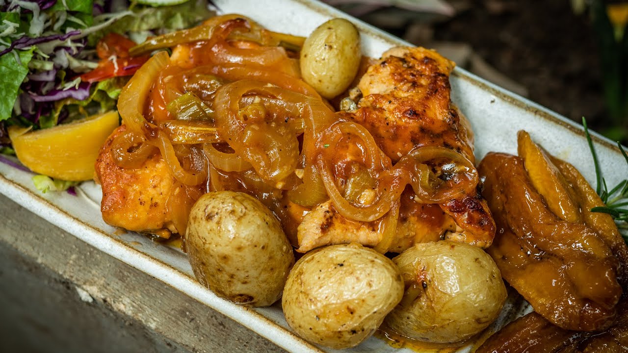 Pollo en salsa de tomate con papitas al horno