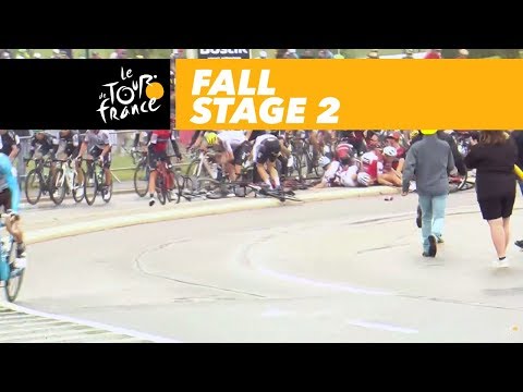 Heavy crash in the peloton, Froome and Bardet on the ground - Stage 2 - Tour de France 2017