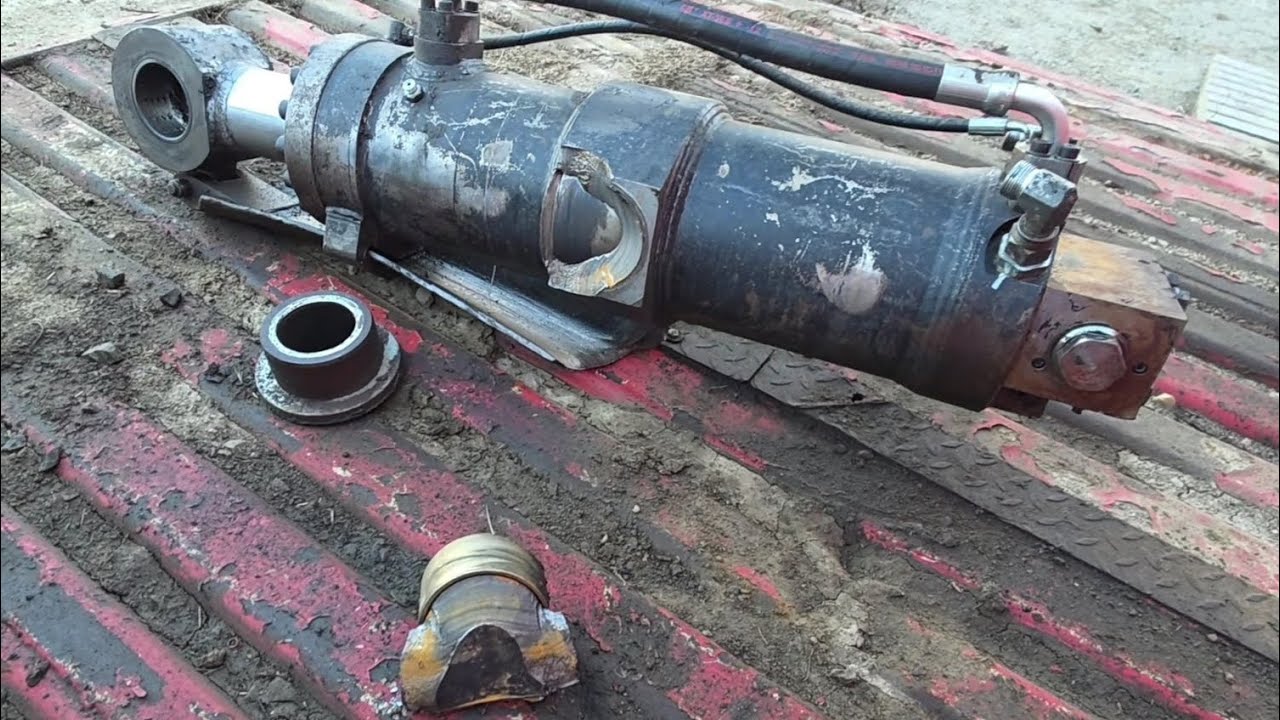 Vylomený čep z pístnice demoličních nůžek. broken clevis pin from the demolition shear's piston rod.