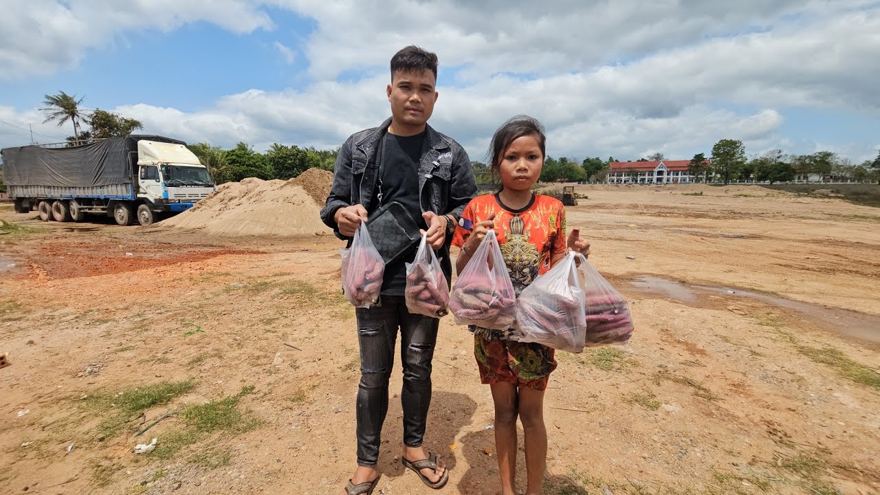 ข้าวยังไม่ได้กินตั้งแต่เช้า ตากแดดมาเคาะประตูบาบุญตกใจหมด 9 มีนาคม ค.ศ. 2026