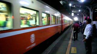 2011/06/03 - E228號電力火車頭所牽引之24車次莒光號駛進桃園火車站