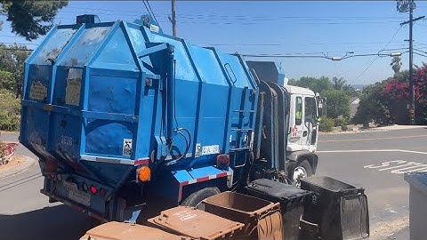 Republic Services mini Chevrolet Amrep octo with a crazy zip. ( read disc)￼