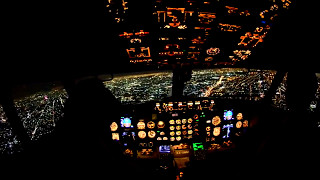 هبوط ليلي خطير للطائرة العملاقة Airbus A 380 ذات الطابقين في مطار حمد الدولي في الدوحة