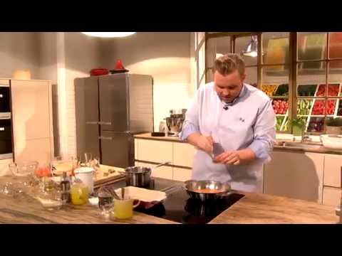 Paul Ivics Allgäuer Krautkrapfen werden wie eine Roulade eingerollt und gedünstet. Anschließend noch. 