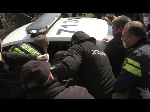 ხმაური და დაკავებები „ქართული ოცნების“ ოფისთან - უმრავლესობის სხდომა აქციის ფონზე