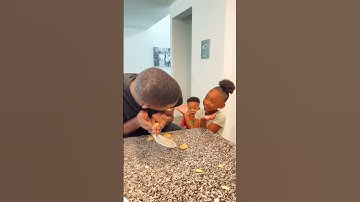 Papa dacht dat zijn dochter zijn Takis wilde #shorts #grappig #kinderen #eten #grappigmoment