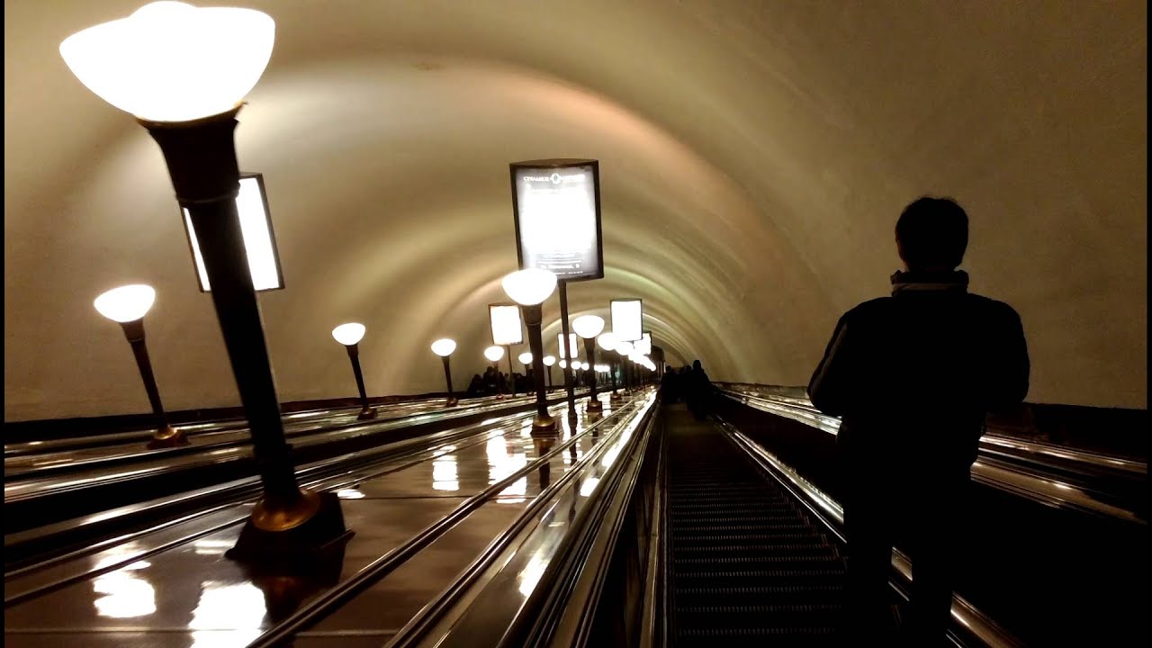 Спуск в метро - YouTube