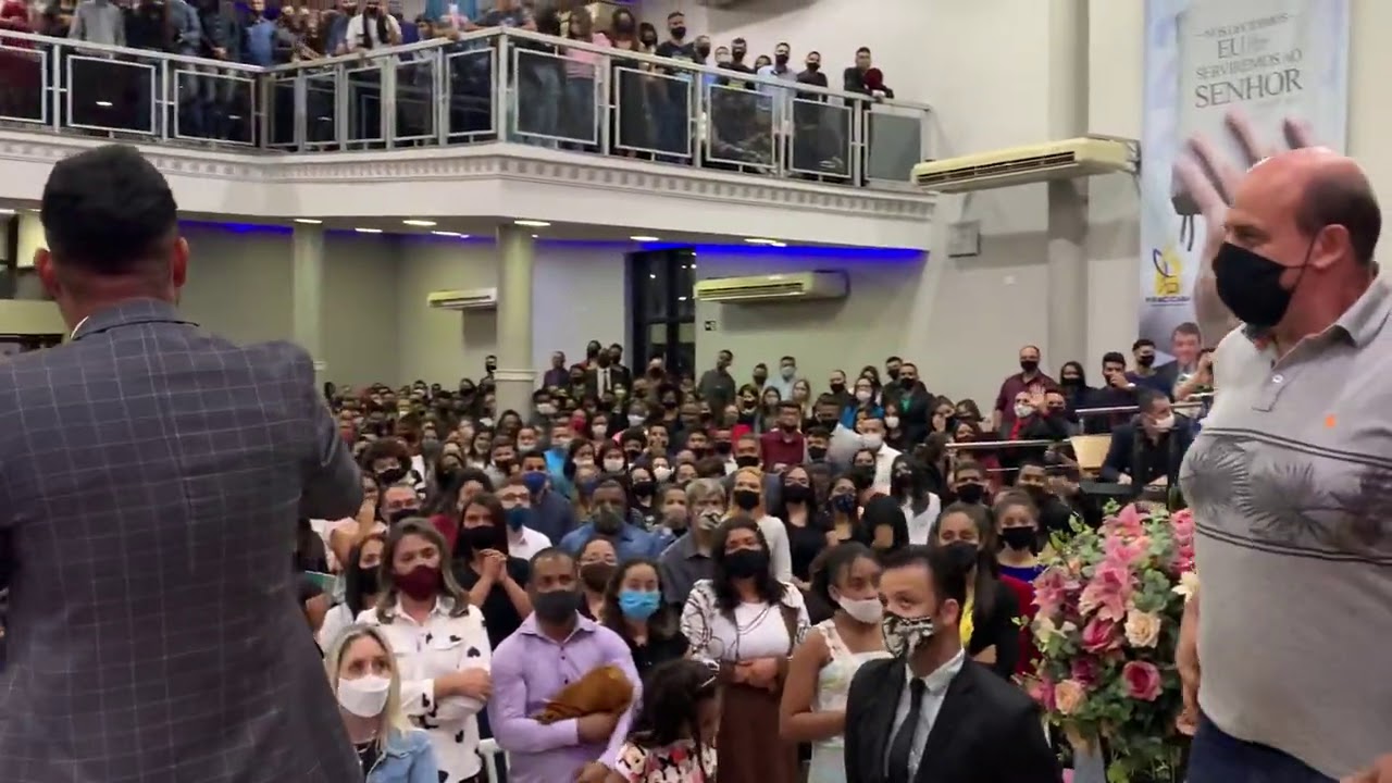 Antes do pastor Jr Trovão pregar,deram oportunidade ao profeta,ele pegou um Padeiro em meia multidão