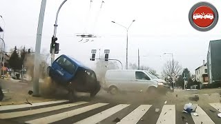 25 Moments of Idiot Drivers Caught on Dashcam