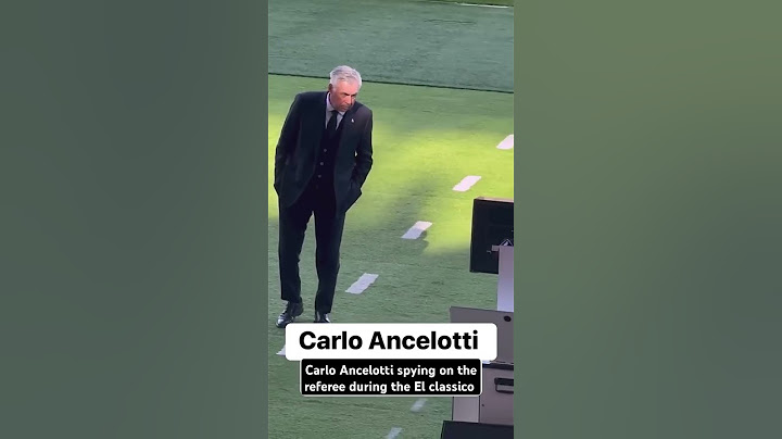 Carlo Ancelotti spy on the referee during El classico #football #carloancelotti #elclasico #barça