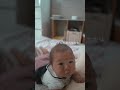 誰もいない寝室で寝ている赤ちゃん。