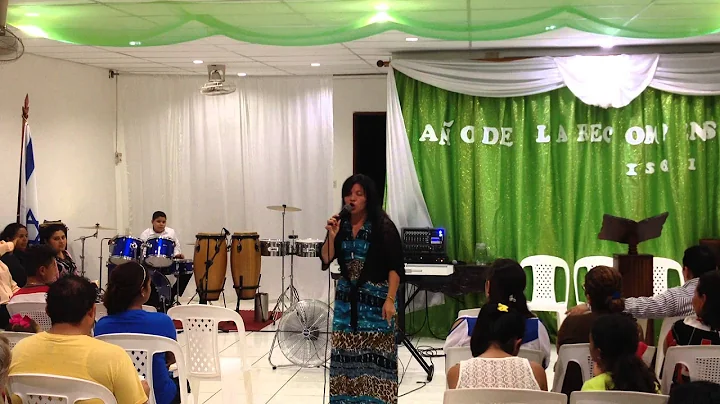 Hermana Hellen Aguilar, predicando en la iglesia P...