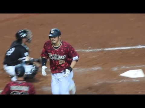 2017.08.01/京セラ/オリックス5x-4ソフトバンク/【4回裏】Ｔ－岡田　カウント3 0からスタンド上段に飛び込むホームランを放つ