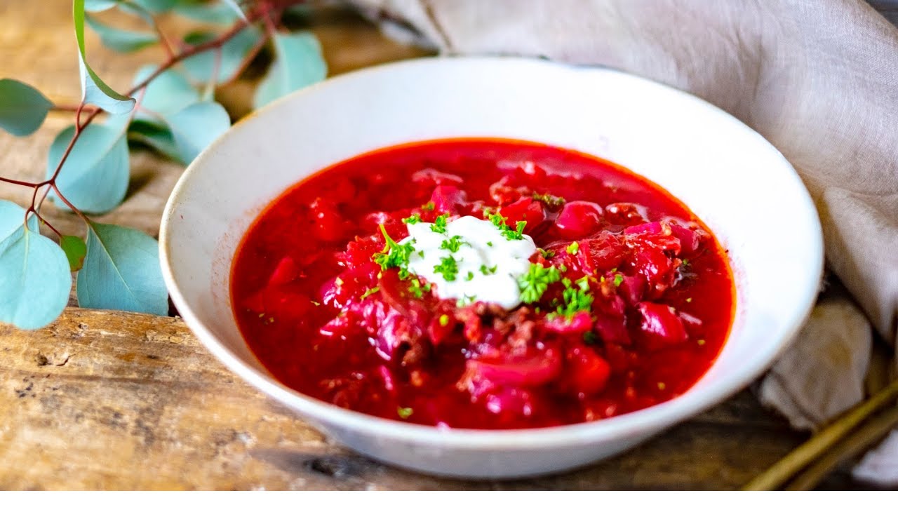 Non è una Zuppa Qualunque: Il Borsh con Cavolo e Rapa Rossa che Scalda il Cuore!