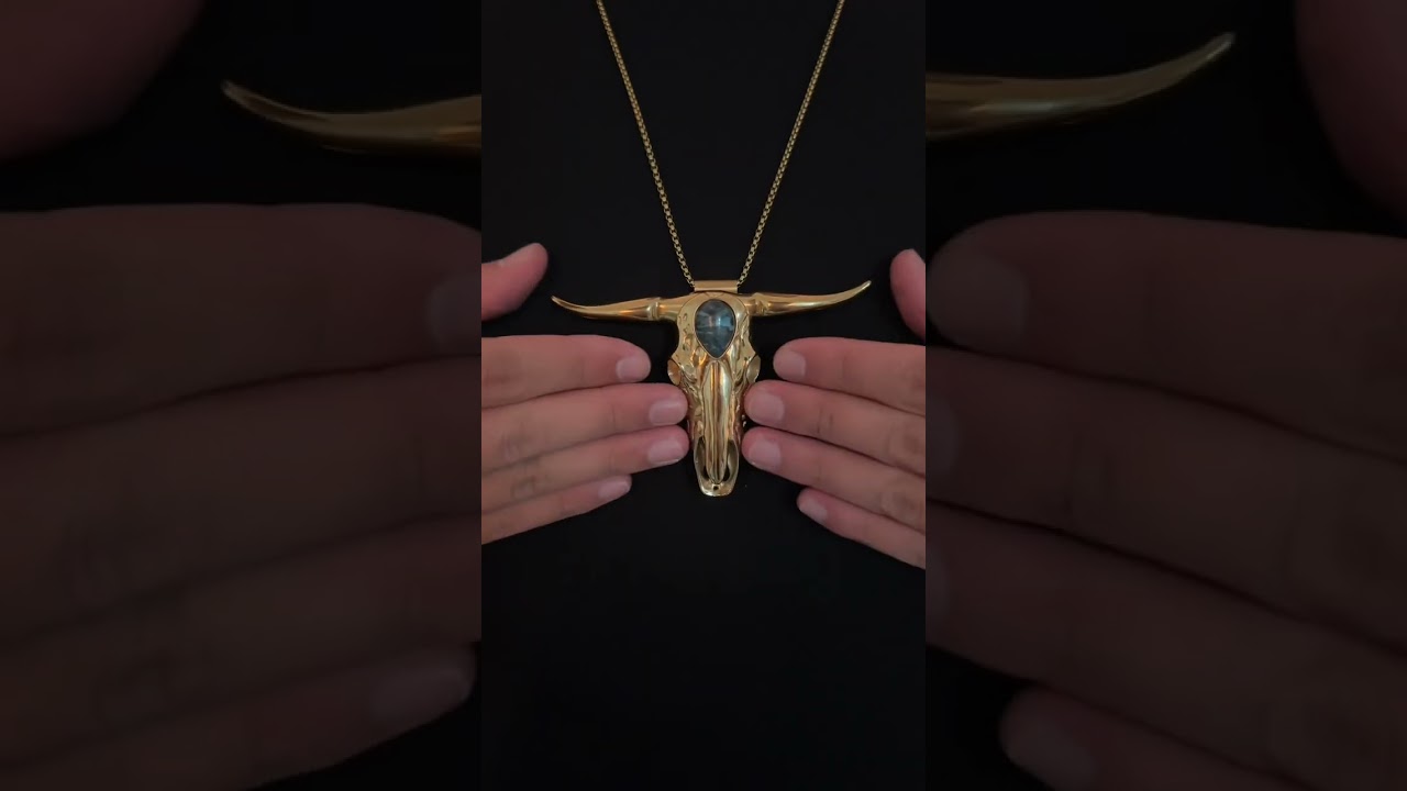 Stun with this necklace! 