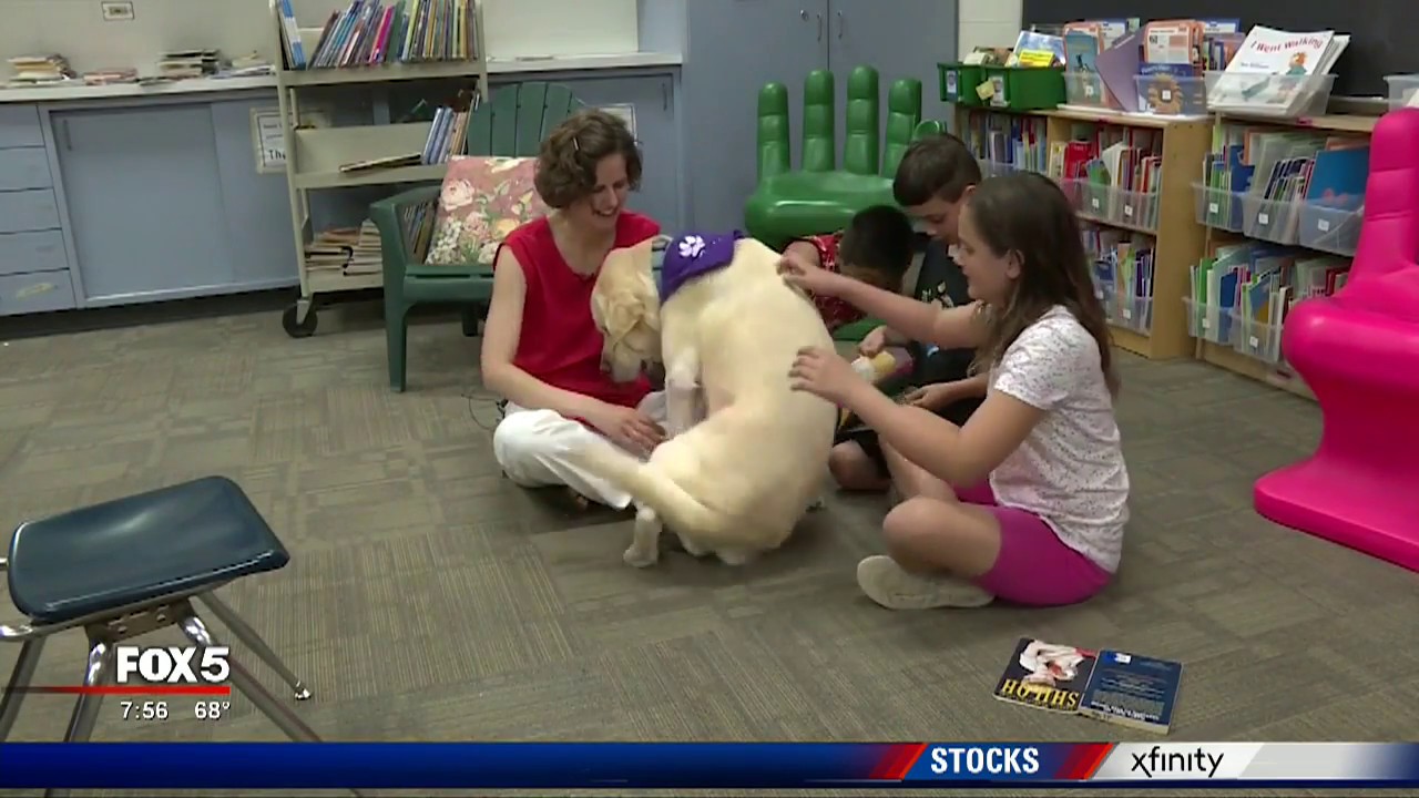 Dog helps kids learn to read - YouTube