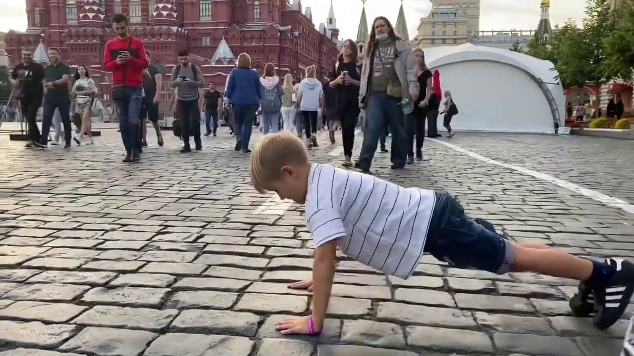 Художник прибивший себя на красной площади Художник прибивший себя на красной площади
