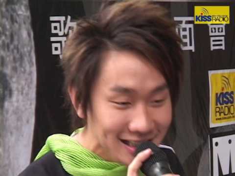 2003年剛出道的林俊傑在簽唱會上 現場演唱-凍結