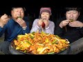 맛이 없을 수가 없는 솥뚜껑 김치제육볶음! (Stir-fried Pork with Kimchi on a cauldron lid) 요리&먹방! - Mukbang eating show