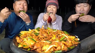 맛이 없을 수가 없는 솥뚜껑 김치제육볶음! (Stir-fried Pork with Kimchi on a cauldron lid) 요리&먹방! - Mukbang eating show