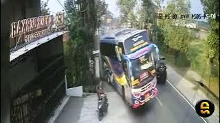 Bus Sugeng Rahayu Sopir Pro VS Sepeda Motor  Kebumen