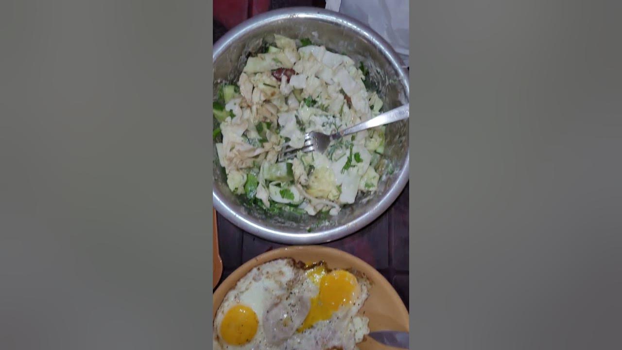 Очень гармоничное сочетание: консервированная туна, яишница, салат ...