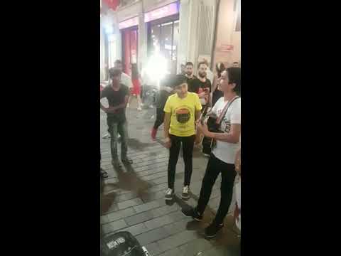 sokak sanatçıları. ..taksim  Batur Brothers - music - sing - song..ALENİ ALENİ