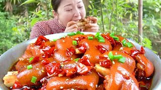 Xiaoyu eats braised pork trotters  and the whole pork trotters are stewed slowly for 1 hour. It is