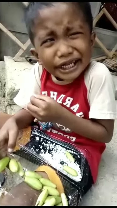 Ekspresi lucu anak kecil makan belimbing wuluh