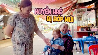 Ba Chị Em Đi Chợ Bất Ngờ Huyền Hrê Bị Khán Giả Bóp Mũi || Vợ Chồng Bé Bỏng