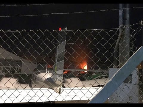 Incêndio destrói parte de hangar do Aeroporto do Bacacheri