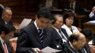 英紙を振りかざし質問する大久保勉議員
