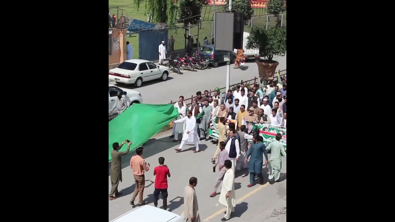 In Muzaffarabad, Azad Kashmir, people rallied to support the Pakistan Army, visiting military camps