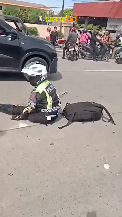 REACTION OF RESIDENTS WHEN SEEING THE POLICE ACCIDENT