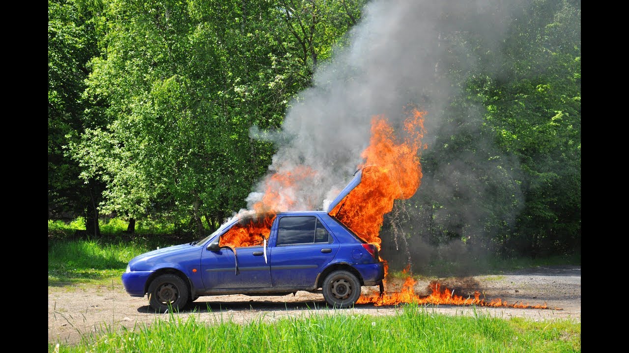 Hašení hořícího automobilu - výcvik JSDH Žďárec u Seče