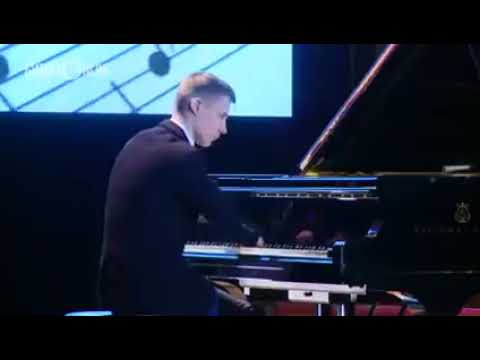 Ce jeune homme qui a perdu ses deux mains joue du piano; Et quand la musique a retenti, le public était vraiment stupéfait (VIdéo)